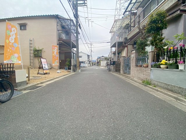 日向町　建築条件無し土地の前面道路含む現地写真
