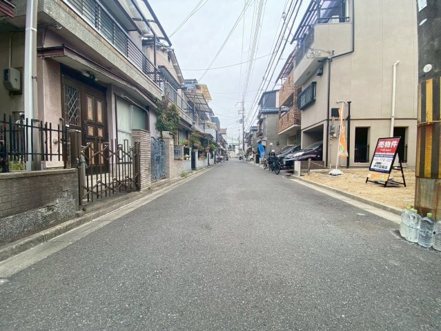 日向町　建築条件無し土地の前面道路含む現地写真