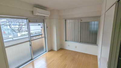 【居間・リビング】 | メゾンウエダ | 2面採光の明るい洋室です(^^)/