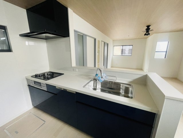 松川町　2階建プラン　条件付き土地のその他|【施工例】
キッチンからリビングを見渡せるため、お料理中でもお子様の様子を見守ることができますね！目を離さずに家事ができるので安心ですね！