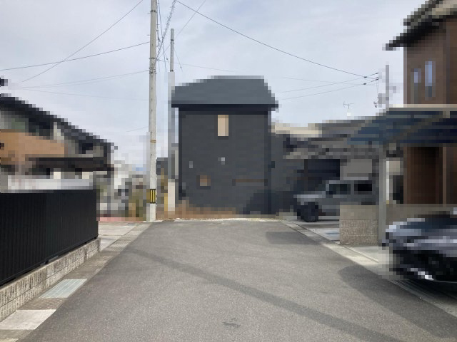 高知市東城山町　中古戸建ての前面道路含む現地写真