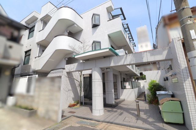 グランデール山科の外観|住宅地にある3階建てのマンションとなります。