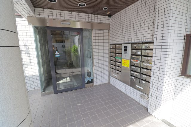 グランデール山科のエントランス|管理が行き届いたエントランスとなります。