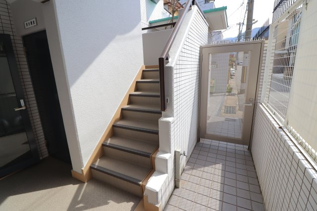 グランデール山科のその他共用部分|マンション内の階段となります。