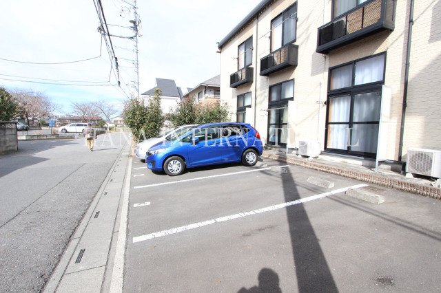 シャルマン北越谷Ⅵの駐車場
