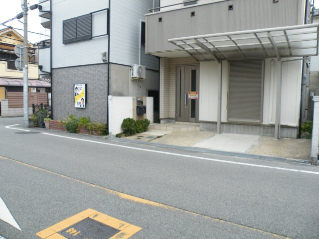 尼崎市西難波町　中古戸建の前面道路含む現地写真