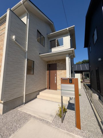 【玄関】 | ブルーミングガーデン高崎市下佐野町ー② | 採光豊か！敷地南側スペース有！