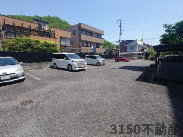 メゾンシャンポールの駐車場