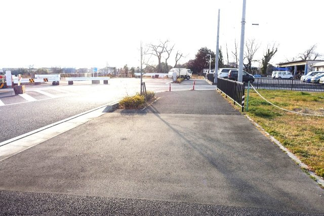 前橋市六供町　売地の前面道路含む現地写真|東から西方向