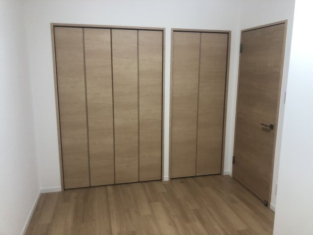 【収納】 | サーパスシティ前原参番館 | 洋室2部屋にはどちらもクローゼットあり。
収納スペースがたっぷりあるので、部屋を広々と使えてストレスなく過ごせます