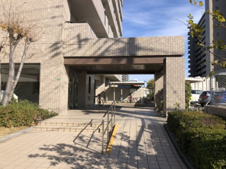 【その他共用部分】 | エントランスはスロープや手すりも取り付けてあり、さりげなく優しい設計になっています