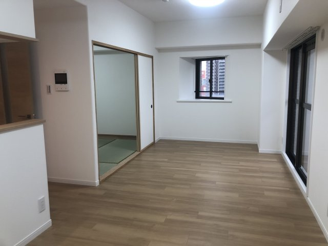 【居間・リビング】 | サーパスシティ前原参番館 | 開放感あるオープンなカウンターキッチンを置いたLDK。
ホワイトの壁とナチュラルなフローリングで、あたたかみのある空間に仕上がりました