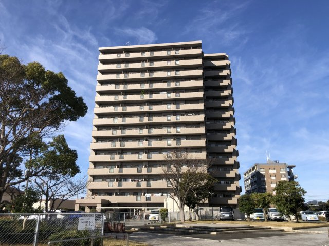 【外観】 | サーパスシティ前原参番館 | 糸島高校前駅まで徒歩8分。近隣に買い物施設も多くとても暮らしやすいエリアです。マンション自体も令和6年11月に大規模修繕工事が完了しており、きれいな状態です