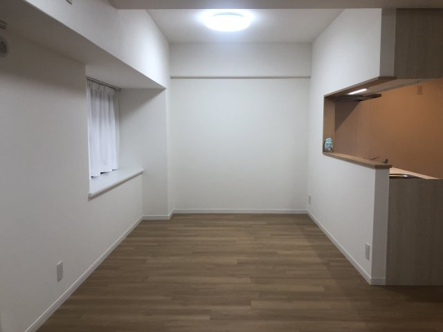 【居間・リビング】 | サーパスシティ前原参番館 | リビングは広く落ち着く空間になっており、お好きなレイアウトを楽しめます