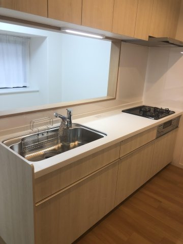 【キッチン】 | サーパスシティ前原参番館 | シンプルで機能的なシステムキッチン。リビングを見渡すことができます