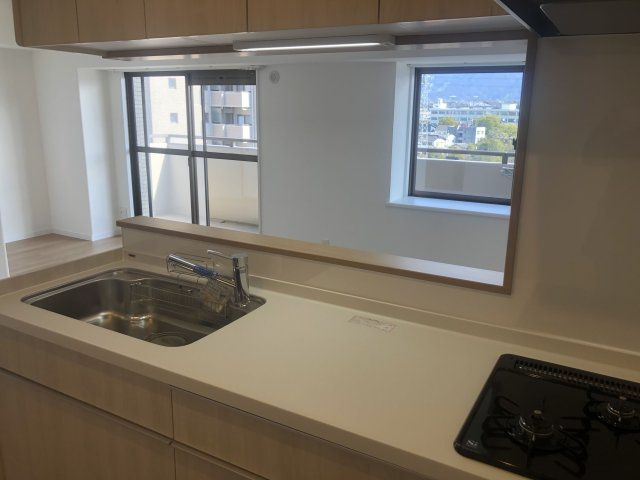 【キッチン】 | サーパスシティ前原参番館 | 吊戸棚もあり、調理器具も整頓しやすいです。お料理好きには必須の3口コンロ付き。グリル付でお料理の幅がひろがります