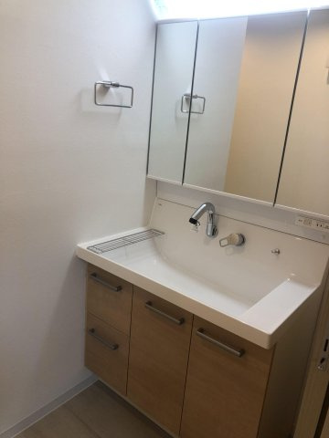 【独立洗面台】 | サーパスシティ前原参番館 | 収納力と機能性に優れた三面鏡洗面化粧台です。鏡の裏は収納スペースになっていますので、すっきり清潔に保てます