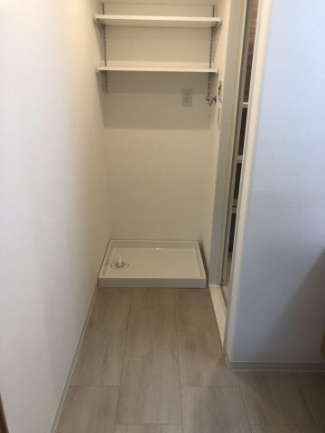 【ランドリースペース】 | サーパスシティ前原参番館 | 洗濯機置き場の上部のスペースには洗剤等を置ける棚が設置されています