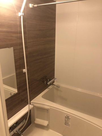 【浴室】 | サーパスシティ前原参番館 | 浴室乾燥機つきのユニットバス。
雨の日のお洗濯に活躍するのはもちろん、浴室をいつもカラリと乾燥させられるのでカビ対策にも効果大！