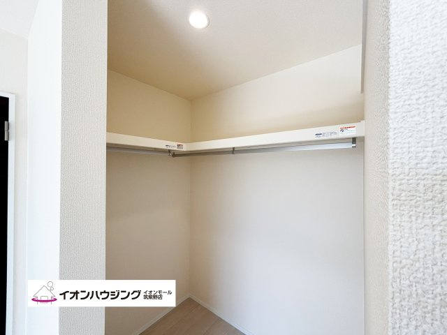 奥行の広いウォークインクローゼットにはお洋服だけではなくスーツケース等の幅を取ってしまう物も収納できて便利ですね♪