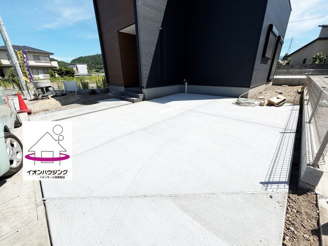 並列駐車可能♪来客時にも便利な駐車場です。