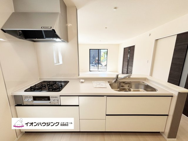 キッチン：同じ空間、同じ時間に家族で共有できるから、ダイニングキッチンが家族団らんの場所になります。居心地良く、お料理しながら家族との会話も弾みそうです♪