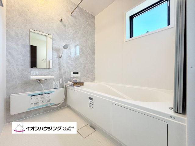 お風呂：一日の疲れをゆっくり癒せるのびのび浴槽。心身ともにリラックスできます♪ ゆったりとした浴室でリラックスタイムをお楽しみください！