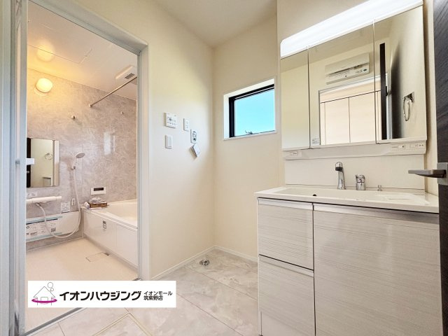 洗面台はシャワーヘッド・三面鏡付きの機能性の高いものを採用！ お手入れも簡単な優れものです。