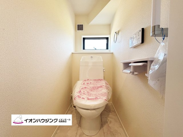 白を基調とした清潔感のあるウォシュレット付きトイレ♪