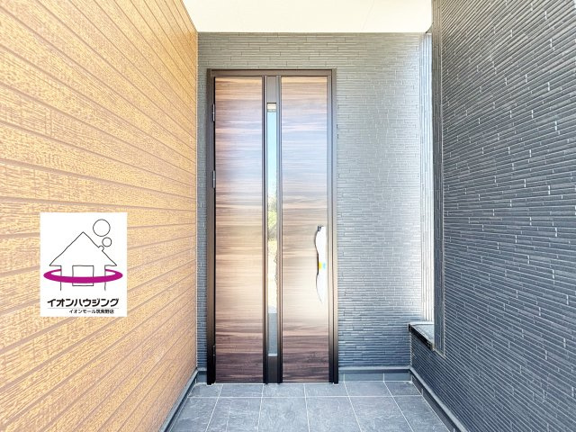 「お帰りなさい」が日常へ 家に帰るとまず目につくのがマイホーム・玄関です。 玄関を開けると家族の笑顔が・・・お帰りなさいが日常に。