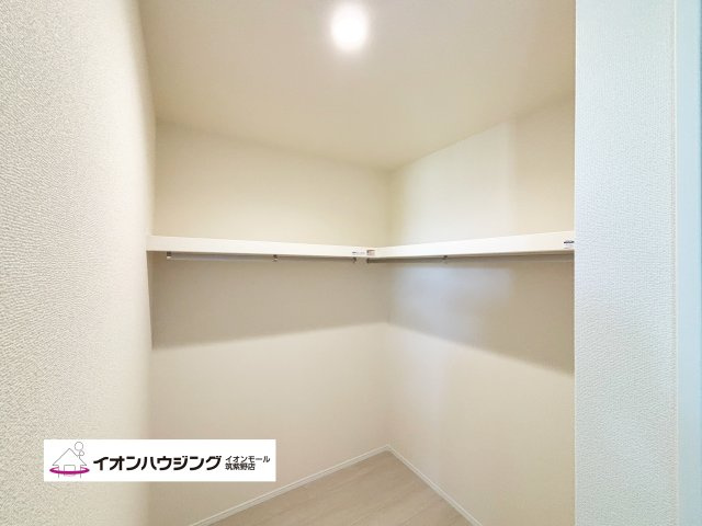 奥行の広いウォークインクローゼットにはお洋服だけではなくスーツケース等の幅を取ってしまう物も収納できて便利ですね♪