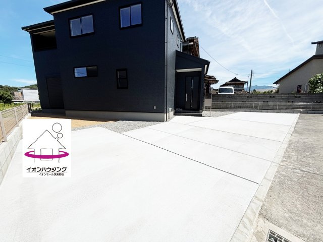 並列駐車可能♪来客時にも便利な駐車場です。