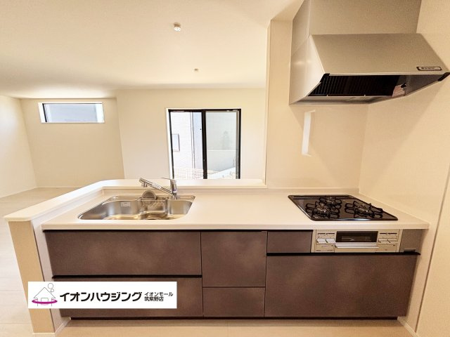 キッチン：同じ空間、同じ時間に家族で共有できるから、ダイニングキッチンが家族団らんの場所になります。居心地良く、お料理しながら家族との会話も弾みそうです♪