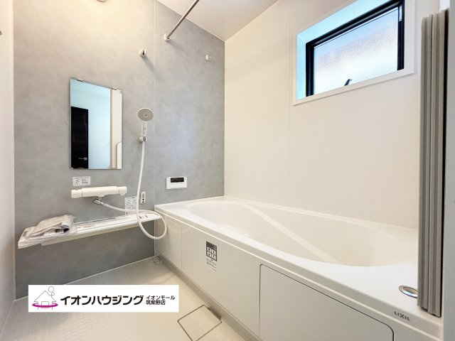 お風呂：一日の疲れをゆっくり癒せるのびのび浴槽。心身ともにリラックスできます♪
ゆったりとした浴室でリラックスタイムをお楽しみください！
