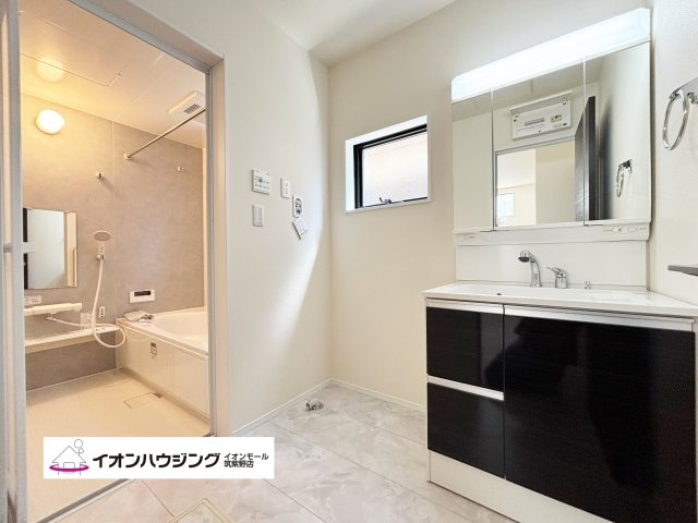 洗面台はシャワーヘッド・三面鏡付きの機能性の高いものを採用！
お手入れも簡単な優れものです。