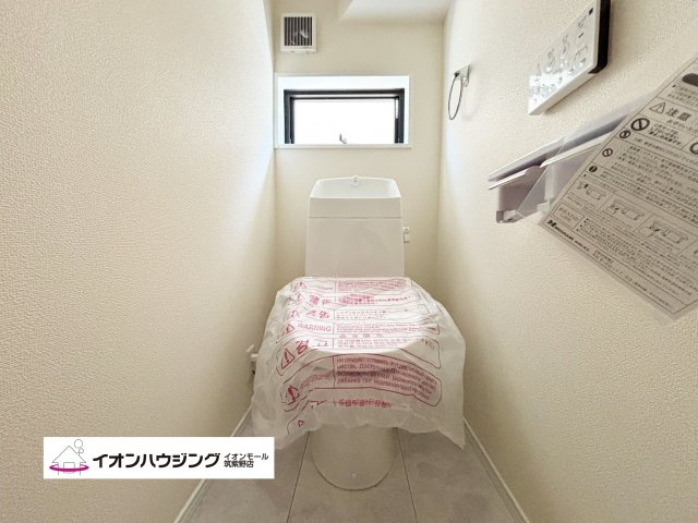 白を基調とした清潔感のあるウォシュレット付きトイレ♪