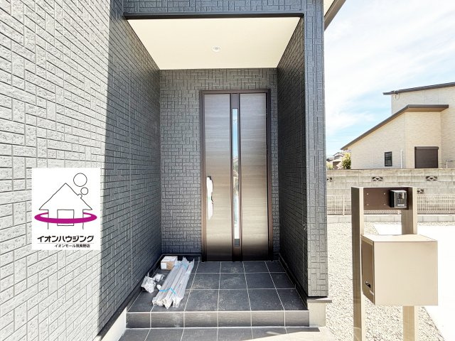 「お帰りなさい」が日常へ
家に帰るとまず目につくのがマイホーム・玄関です。
玄関を開けると家族の笑顔が・・・お帰りなさいが日常に。