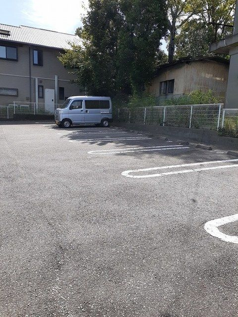 マーヴェラス竹元の駐車場