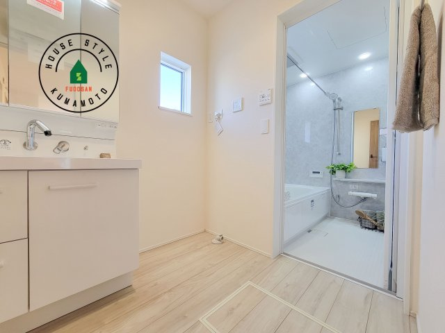 合志市須屋群窪第1-2棟（1号棟）の脱衣所|ゆとりの洗面スペースで朝の身支度もスムーズに。暮らしを快適に変えるシャワー付洗面台です！