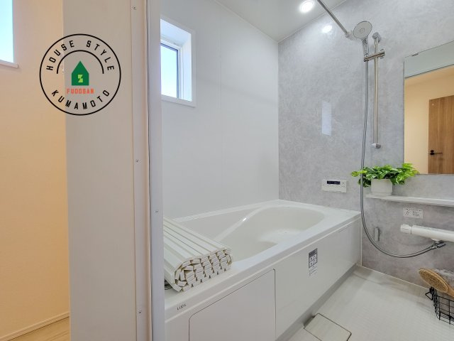合志市須屋群窪第1-2棟（1号棟）の浴室|1日の疲れを癒してくれる広々バスルーム。雨の日のお洗濯にも大活躍な浴室乾燥機付です！