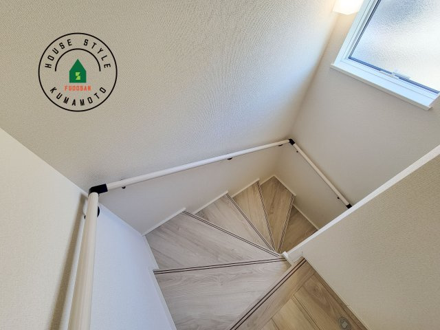 合志市須屋群窪第1-2棟（1号棟）の内装|＜手すり付階段＞手すりがないと階段の昇り降りで危険なことはもちろん、壁に手をつきながら歩くことで壁紙が汚れやすくなります。すべての方に快適に昇り降りしていただくため、手すりを設置しました。