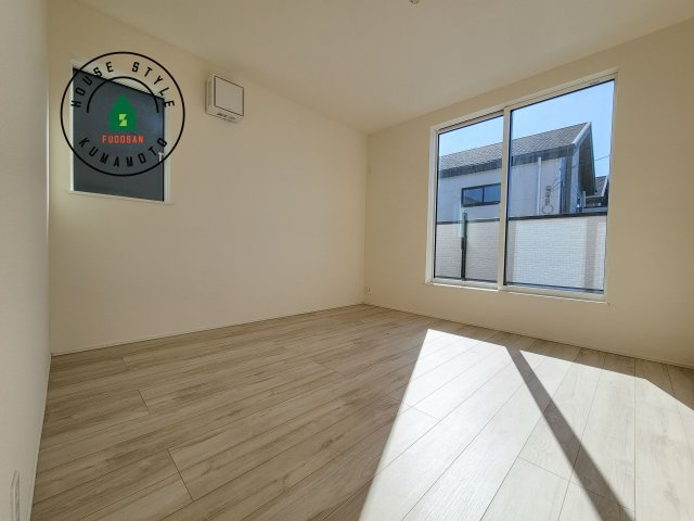 合志市須屋群窪第1-2棟（1号棟）の寝室|主寝室には収納力に優れたクローゼットがありますので、お部屋もすっきり片付きます。