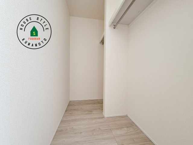 合志市須屋群窪第1-2棟（1号棟）の収納|洋服や大きな荷物が多い方や人数の多いご家族などは、一般的なクローゼットよりもウォークインクローゼットのほうが使い勝手が良いです。