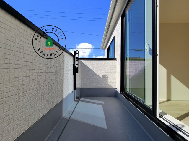 合志市須屋群窪第1-2棟（1号棟）のバルコニー|風をしっかりと感じられるバルコニーでは、毎日が洗濯日和です。広々としているので洗濯も楽しくなるでしょうし、気分転換にバルコニーからの眺めを楽しむのもいいでしょう。