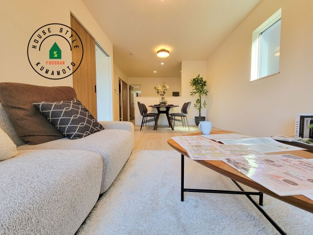 合志市須屋群窪第1-2棟（1号棟）の居間・リビング|キッチンからリビングをしっかり確認できます。家族の笑顔があふれる空間になりそうですね。