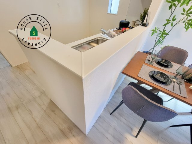 合志市須屋群窪第1-2棟（1号棟）のダイニング|キッチンから立ち込める香りが今日の料理を期待させます。