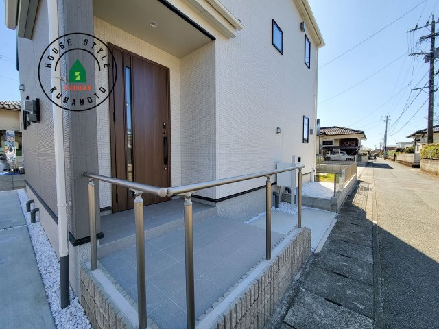 合志市須屋群窪第1-2棟（1号棟）の玄関|おでかけの時も帰った時も、「我が家」を最初に感じでもらえる素敵な空間に。