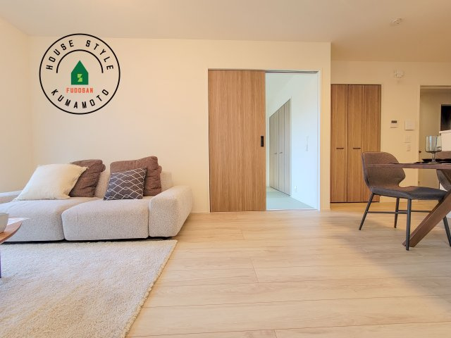 合志市須屋群窪第1-2棟（1号棟）の居間・リビング|多くの時間を過すことになるリビングだからこそ、いつも穏やかな空間・解放感が味わえ毎日が充実します。