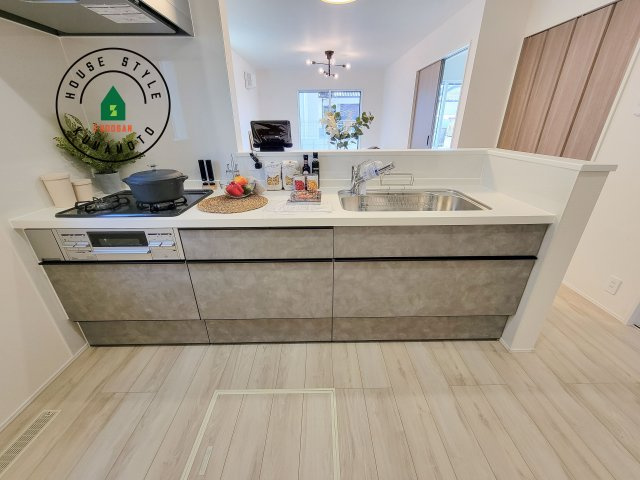 合志市須屋群窪第1-2棟（1号棟）のキッチン|ご家族を近くに感じられる対面キッチンのLDK。会話もはずみそうですね。