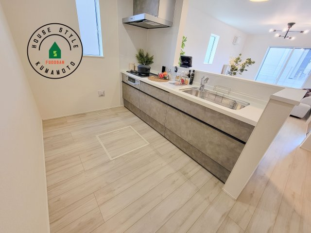 合志市須屋群窪第1-2棟（1号棟）のキッチン|ダイニングテーブルへの配膳がラクラク、お料理はかどるカウンター付きシステムキッチン！